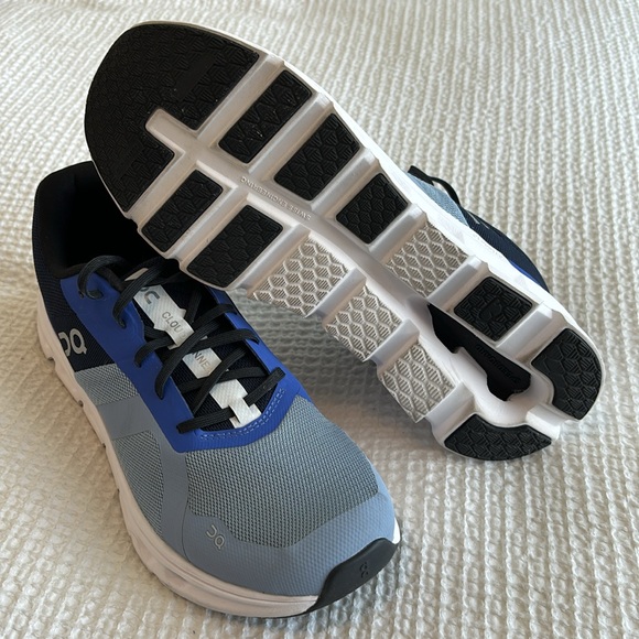 Women ON running cloud runner size 11 - Picture 3 of 7